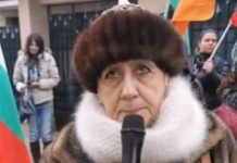 Една от 15-ината протестиращи пред дома на Борисов в събота – цялата е в скъпи кожи