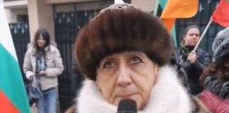 Една от 15-ината протестиращи пред дома на Борисов в събота – цялата е в скъпи кожи