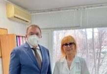 Здравният министър похвали лекарка, която ваксинира по 50 души на ден