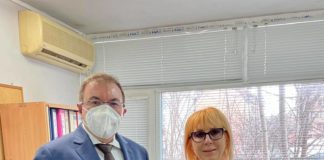 Здравният министър похвали лекарка, която ваксинира по 50 души на ден