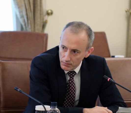 Министър Вълчев: Има залитане към чуждите езици, проблем са математиката и природните науки