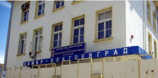 Полицаи купонясват в уж затворено заведение, започна спешна проверка