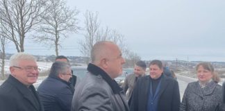 Радев заряза лози, а Борисов каза: Докато някои зарязват лозички и говорят глупости, ние градим