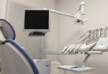 Съдят зъболекар за измами с поставяне на протези и корони