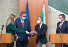 Министър Ахладова връчи удостоверение за българско гражданство на д-р Заргар