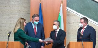 Министър Ахладова връчи удостоверение за българско гражданство на д-р Заргар