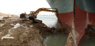 Христо Иванов уволнил Емил Джасим заради кризата в Суецкия канал