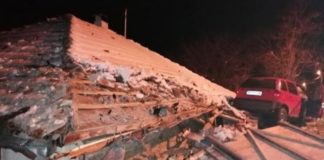 Кола кацна на покрив на къща