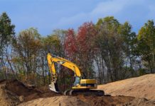 Булдозер падна в Искър, загина водачът