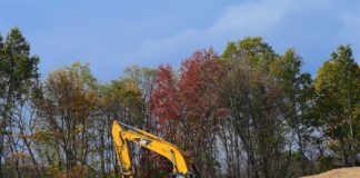 Булдозер падна в Искър, загина водачът
