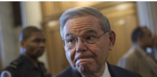 Подкупи, златни кюлчета и пари в дома на американски сенатор, критикуващ България за корупция