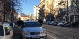 Вижте как червеният поп Дионисий блокира булевард, за да пазарува (ВИДЕО)