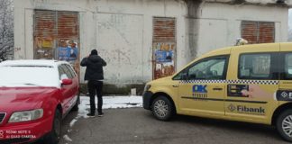 Таксиметрова компания разнася и лепи плакатите на партията на Цветанов