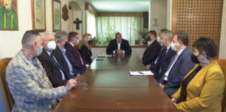 Премиерът за 10-минутното заседание на парламента: Умните и красивите не ходят на работа, обичат да спят и друг да работи /видео/