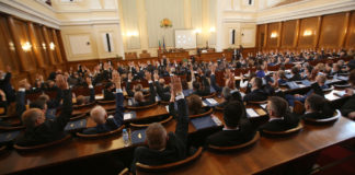 Депутатите намалиха коледната си ваканция. Тома Биков: Измислете тогава качествена програма, за да не си разхождаме само костюмите