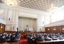 Парламентът прие оставката на правителството