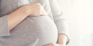 Бременна е загубила плода си, след като е била удряна в корема от приятеля си