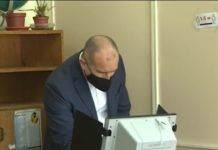 Две минути и половина президентът не успя да се справи с машинното гласуване