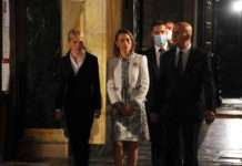 За какво им е на депутатите да стоят в тая тясна зала, докато заплатата тече така волно?