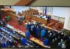 Пореден грозен скандал в парламента: БСП окупираха трибуната и крещяха на председателката Митева „Оставка“