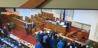 Пореден грозен скандал в парламента: БСП окупираха трибуната и крещяха на председателката Митева „Оставка“