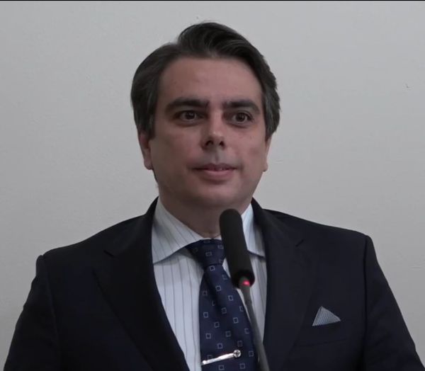 Министърът на финансите Асен Василев ще изпълнява ролята на министър председател