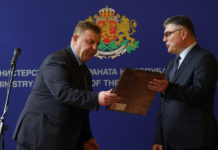 Министърът на отбраната получи от предшественика си Красимир Каракачанов икона на Свети Георги