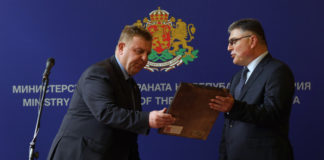 Министърът на отбраната получи от предшественика си Красимир Каракачанов икона на Свети Георги