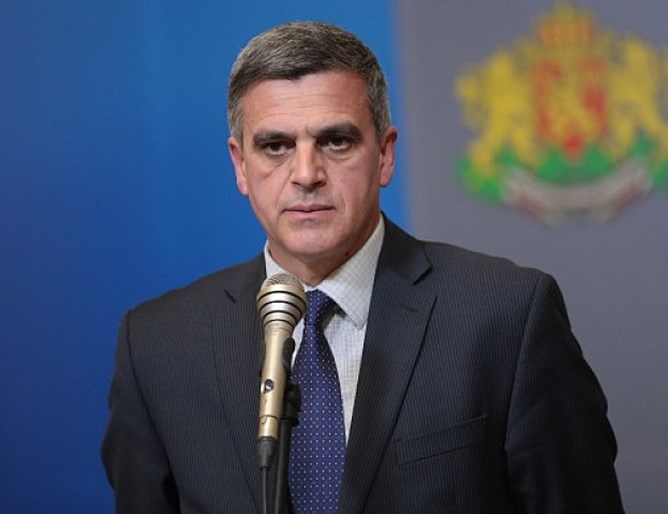 Само след месец и половина министърът на отбраната Стефан Янев