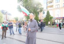 Дионисий, Йоло Денев, зам-министър и няколко жени блокираха движението пред ДАНС