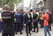 Хаджигенов посрещнат от протестиращи с „предател“, „мутро“ и „колко ти платиха“