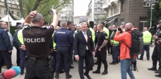 Хаджигенов посрещнат от протестиращи с „предател“, „мутро“ и „колко ти платиха“