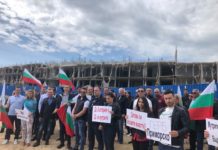 ГЕРБ на протест пред подпорната стена: Това ли е новият хотел на Мая Манолова ? (ВИДЕО)