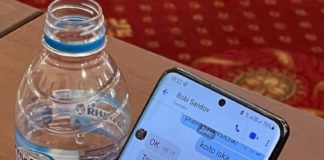 С кого си пише „свидетелят“ на Манолова по време на комисията? (СНИМКИ)