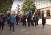 Протест поиска оставката на Румен Радев