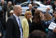 Шайка протестъри окупираха Съдебната палата