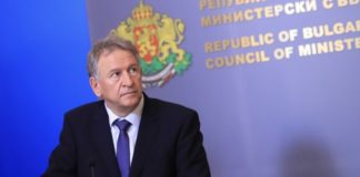 „Радев, спите ли?“, „Отстранете тази гнида!“, „Клоун“, „Смешник“: фейсбук скочи в защита на проф. Кантарджиев