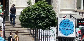 Само в Breaking.bg: Съдебната палата е превърната в агиттабло на ДБ, „Мутри“, „Възраждане“ и Слави Трифонов