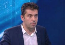 Този човек звучи инфантилно. Направо е плашещо, когато говори за сложни неща по детски начин