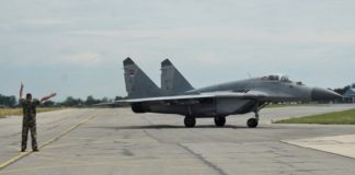 Намериха спасителната жилетка на пилота от падналия в морето самолет