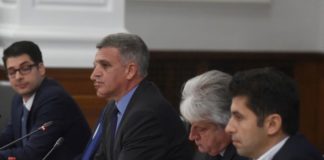 Само сутиени не са почнали да хвърлят към служебните министри