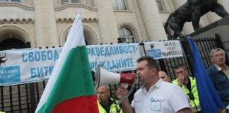 „Огромният“ протест до Съдебната палата се отразява все едно тече Френската революция