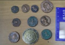 Прокуратурата показа антиките, открити в кабинета на обвинения полицейски началник Папалезов