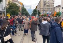 Служители на протест срещу пенсионирането на проф. Кантарджиев