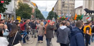 Служители на протест срещу пенсионирането на проф. Кантарджиев