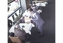 Що за политици – предпочитат транзакции в плик и „разговарят“ с бележки!