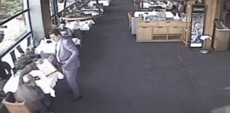 Записани на видео: Секретарят на президента Пламен Узунов прибира дебел плик от компрометиран митнически шеф