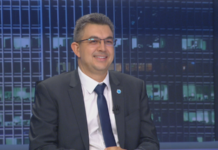 Как така Пламен Николов продължава да работи за американска фирма, докато е депутат?