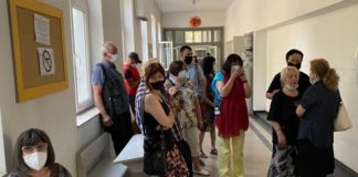 Повече от час се чака за гласуване в 110-о СУ в Захарна фабрика, избиратели си тръгват