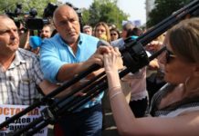 Провокаторка от Беларус опита да нападне Борисов със статив